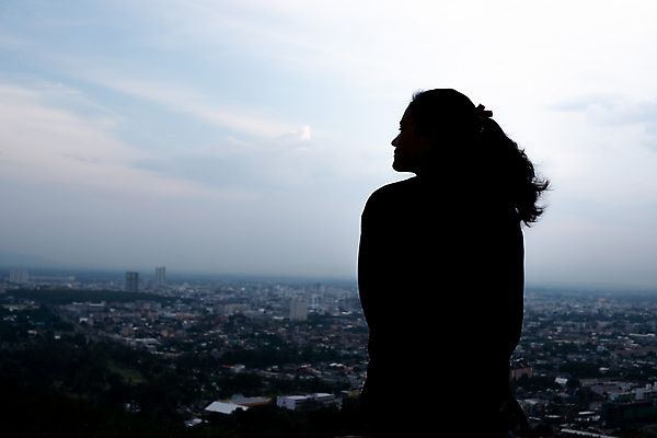 포토 JPG 해외이미지 1 라이프스타일 응시 여자 생각 한명 동양인 성인 슬픔 표현 드라마 문제 혼자 해외포토 시선 감정 사람 인종 생활 파일형식 이미지허브