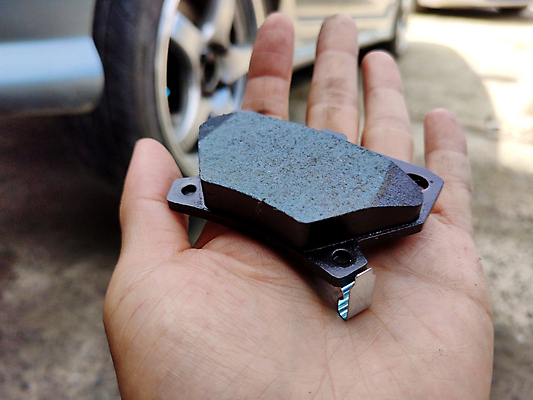 포토 JPG 해외이미지 백인 직업 라이프스타일 손 부분 교통시설 자동차 실내 사람없음 가로 흰색 잡기 바퀴 수리 닫기 브레이크 고장 묘사 서비스 정비공 패드 자동 차고 해외포토 서양인 육상교통 컬러 교통 모션 내부 생활 신체부위 기술자 시설 파일형식 이미지허브