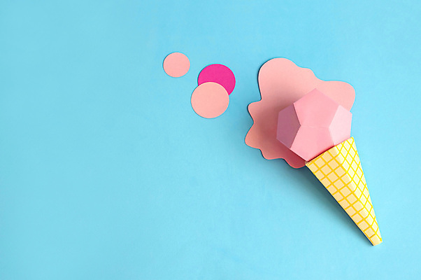 포토 JPG 해외이미지 종이 실내 사람없음 페이퍼아트 오브젝트 종이공예 파란배경 콘아이스크림 해외포토 백그라운드 아이스크림 내부 파란색 공예 파일형식 이미지허브