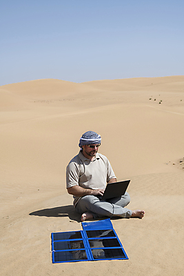 포토 JPG 해외이미지 자연 모바일 건조 한명 안전 야외 노트북 컴퓨터 태양 환경 힘 재활용 장비 사막 발전기 에너지 절약 보호 캠핑장 사파리 오브젝트 에코 생태계 와이파이 자원 사하라 패널 내추럴 고립 바이오 베터리 원정 충전기 공급 해외포토 자연요소 1 컨셉 아프리카 사람 전자제품 기계 캠핑 발전소 친환경 무선인터넷 충전 파일형식 이미지허브