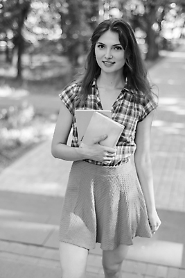 포토 JPG 해외이미지 백인 학생 라이프스타일 응시 드레스 여자 교육 셔츠 학교 한명 사람 10대 책 빨간색 스터디 치마 유행 검은색 공책 흰색 잡기 우아함 대학교 체크무늬 우크라이나 스타일 해외포토 서양인 1 시선 옷 유럽 컬러 컨셉 상의 무늬 모션 청소년 하의 문구용품 생활 학습 파일형식 이미지허브