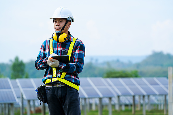 포토 JPG 해외이미지 직업 산업 비즈니스 노동자 한명 사람 가로 경제 노트북 독서 태양 환경 힘 재활용 장비 발전기 에너지 업무 판넬 자신감 기술자 엔지니어 역 헬멧 서비스 경영자 에코 생태계 전자 연료 시스템 공학 세대 무료 생태학 재주꾼 수평선 획기적 해외포토 자연요소 1 교육 감정 교통시설 전자제품 발전소 작업 보호장비 리더 친환경 파일형식 이미지허브