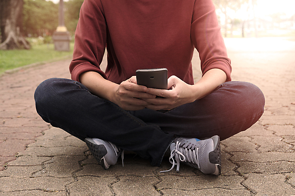 포토 JPG 해외이미지 손 드레스 공원 여자 행복 아시아 인터넷 손가락 자연 아침 모바일 휴가 휴식 세포 사람 앉기 동양인 성인 사람없음 야외 빨간색 초록색 스마트폰 핸드폰 유행 정원 일몰 터치 게임 타이핑 잡기 도시 메시지 무선전화기 전화기 스마트 방콕 문자메시지 소셜 채팅 힙스터 중독자 해외포토 주간 옷 공공시설 패션 감정 나라 컬러 컨셉 모션 태국 놀이 인종 신체부위 전자제품 스마트기기 노을 생태계 파일형식 이미지허브