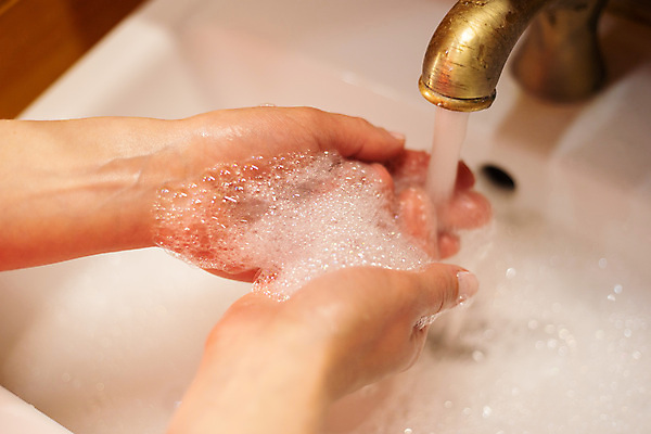 포토 JPG 해외이미지 손 어린이 신체 건강 관리 사람 사람없음 물 목욕 거품 젖음 욕실 액체 씻기 빨래 청소 싱크대 수도꼭지 비누 돌봄 위생관리 해외포토 자연요소 가사 모션 신체부위 위생용품 청결 개수대 파일형식 이미지허브