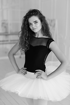 포토 JPG 해외이미지 백인 응시 여자 허리손 흑백 실내 한명 사람 상반신 성인 앞모습 우아함 발레 발레리나 발레복 성인여자한명만 해외포토 서양인 1 시선 옷 뷰포인트 포즈 컨셉 촬영기법 내부 춤 여자한명만 성인여자만 파일형식 이미지허브