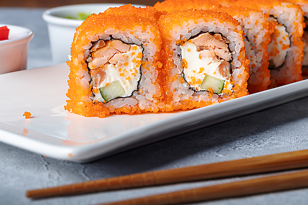 포토 JPG 해외이미지 접시 회색배경 실내 근접촬영 사람없음 초밥 날치알 나무젓가락 롤스시 캘리포니아롤 일본음식 해외포토 식기 음식 뷰포인트 백그라운드 젓가락 내부 알 회색 파일형식 이미지허브