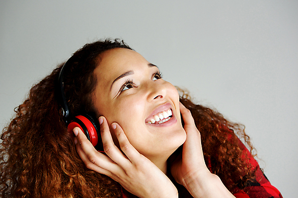 포토 JPG 해외이미지 모델 1 라이프스타일 응시 여자 행복 얼굴 음악 백그라운드 한명 웃음 사람 성인 머리 유행 헤드폰 소리 듣기 표현 떨어짐 시원함 오디오 카피스페이스 해외포토 시선 감정 음향기기 컨셉 모션 문화예술 표정 생활 신체부위 전자제품 공백 파일형식 이미지허브