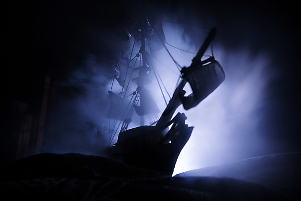 포토 JPG 해외이미지 실루엣 백그라운드 사람없음 빛 흰색 연기 신비 해적선 돛대 해외포토 컬러 컨셉 배_교통 촬영기법 파일형식 이미지허브
