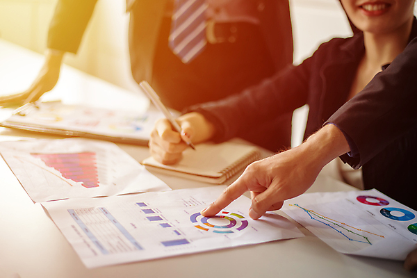 포토 JPG 해외이미지 직업 손 안경 비즈니스 통신 통계 탁자 모바일 그래프 직장 사람 동양인 사람없음 금융 스마트폰 핸드폰 컴퓨터 사무실 독서 알약 스크린 터치 정보 흰색 가리킴 잡기 업무 비즈니스맨 비즈니스우먼 메시지 전자책 계획 스마트 책상 분석 보고서 문서 패드 혁명 스타일 해외포토 잡화 여자 남자 컬러 가구 컨셉 회사 모션 인종 손짓 신체부위 경제 전자제품 스마트기기 약 작업 직장인 파일형식 이미지허브