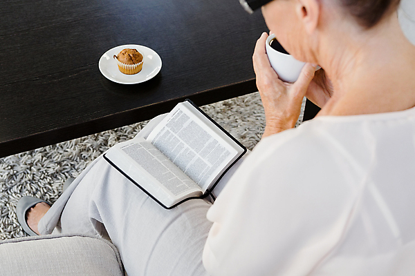 포토 JPG 해외이미지 전신 백인 라이프스타일 여자 노년 커피 탁자 실내 들기 앉기 뒷모습 책 독서 60대 찻잔 머핀 노인여자한명만 해외포토 서양인 음료 빵 뷰포인트 가구 모션 잔 사람 성인 내부 생활 여자한명만 노인여자만 파일형식 이미지허브
