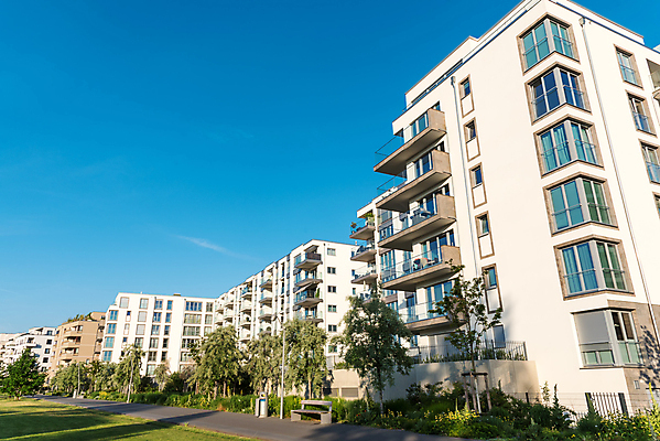 포토 JPG 해외이미지 나무 식물 건축양식 하늘 부동산 아파트 주택 사람없음 건물 파란색 탑 정원 맑음 고층빌딩 블록 회색 발코니 흰색 도시 시장 재산 고급 땅 투자 지역 베를린 연립주택 개발 땅바닥 해외포토 건축물 건축 컬러 컨셉 비즈니스 날씨 바닥 독일 빌딩 금융 파일형식 이미지허브