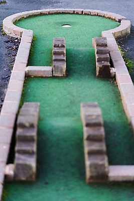 포토 JPG 해외이미지 1 웰빙 공원 어린이 스포츠 골프 가족 놀이 기술 건강 사람없음 야외 초록색 친구 게임 마음 원형 9 구멍 작음 철 클럽 넣기 미니 퍼터 해외포토 도형 공공시설 컬러 관계 모션 사람 숫자 구기 크기 파일형식 이미지허브