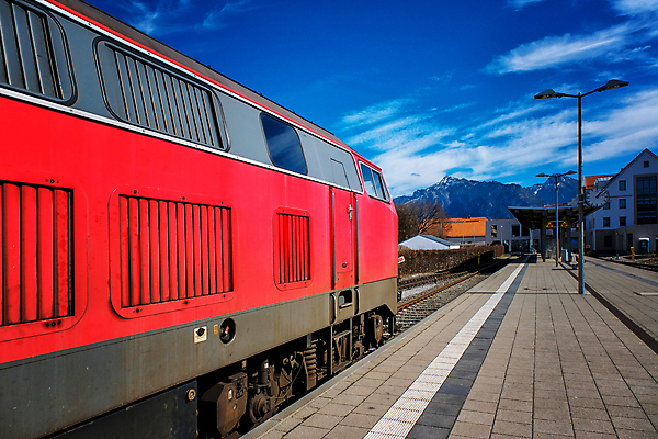 포토 JPG 해외이미지 유럽 선 여행 백그라운드 교통시설 자동차 산 독일 사람 사람없음 빨간색 여름 빛 기차 흰색 도시 역 주차 준비 2015년 지역 승객 지휘자 지하 일반 떠남 선로 옛날 바이에른 해외포토 계절 나라 육상교통 컬러 교통 모션 대중교통 음악가 연도 시설 파일형식 이미지허브