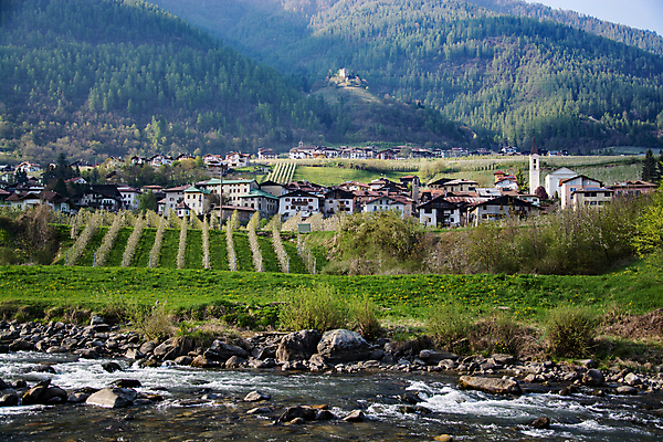 포토 JPG 해외이미지 나무 꽃 중년 과일 건축양식 자연 산 풍경 사람없음 건물 마을 계곡 봄 이탈리아 궁전 벚꽃 도시 중세 역사 사과 4월 알프스 해외포토 식물 건축물 계절 건축 유럽 고건축 성인 날짜 생태계 파일형식 이미지허브