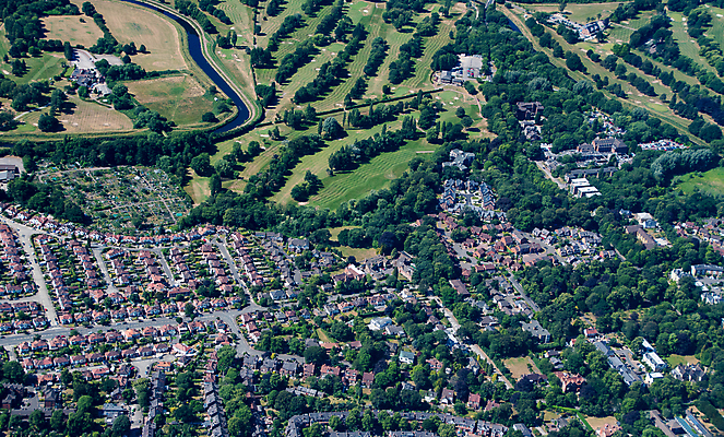 포토 JPG 해외이미지 골프 설계 영국 잉글랜드 주택 안테나 풍경 사람없음 야외 초록색 마을 시골 도시 재산 강의 땅 언덕 타운 개발 넘어짐 진짜 해외포토 유럽 컬러 컨셉 통신 모션 건물 금융 구기 파일형식 이미지허브