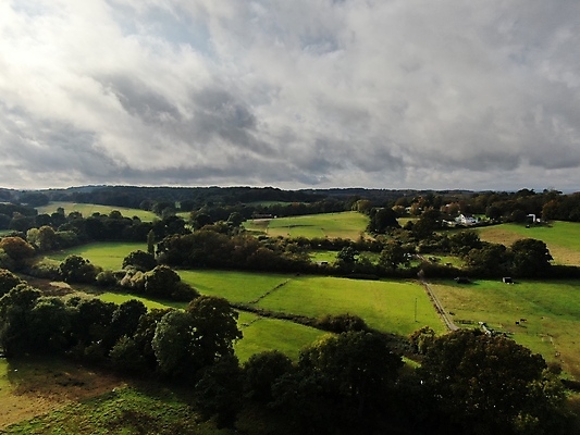 포토 JPG 해외이미지 나무 구름 영어 영국 잉글랜드 안테나 사람없음 시골 드론 해외포토 자연요소 식물 문자 유럽 통신 파일형식 이미지허브