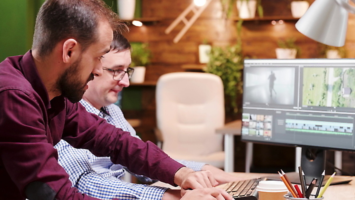 포토 JPG 해외이미지 남자 화분 커피 의자 실내 상반신 성인 두명 옆모습 그래픽 모니터 스탠드 키보드 책상 연필꽂이 그래픽디자이너 성인남자만 영상편집 해외포토 음료 뷰포인트 가구 문구용품 조명 사람 내부 컴퓨터 디자이너 남자만 성인만 파일형식 이미지허브