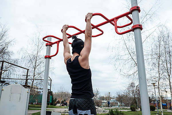 포토 JPG 해외이미지 전신 나무 식물 백인 남자 스포츠 청소년 탈의 건강 한명 사람 20대 성인 야외 가로 운동복 컬러풀 운동 힘 활발 도전 도시 스페인 근육질 체조 염원 남자한명만 성인만 해외포토 서양인 1 옷 유럽 컬러 컨셉 근육 청년 몸매 남자만 파일형식 이미지허브