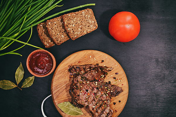 포토 JPG 해외이미지 빵 토마토 검은배경 실내 스테이크 사람없음 하이앵글 소고기 다발 향신료 후추 파 토마토소스 나무도마 나무받침 소스그릇 월계수 해외포토 그릇 음식 뷰포인트 백그라운드 채소 도마 서양음식 육류 내부 목재 검은색 소스_음식 받침대 향미료 파일형식 이미지허브