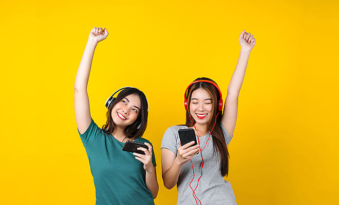 포토 JPG 해외이미지 모델 라이프스타일 커플 옷 여자 행복 감정 아시아 음악 이어폰 백그라운드 이동 노래 모바일 실내 웃음 동양인 두명 스마트폰 컬러풀 파티 유행 헤드폰 우정 듣기 댄서 춤 어플리케이션 흥분 긍정 게이머 고립 카피스페이스 해외포토 직업 나라 컬러 음향기기 컨셉 관계 모션 문화예술 표정 사람 인종 이벤트 내부 생활 친구 핸드폰 스마트기기 공백 파일형식 이미지허브