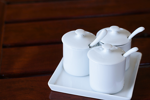 포토 JPG 해외이미지 음식 재료 태국 고추 탁자 건조 요리 사람없음 목재 컵 갈색 식당 흰색 양념 달콤 맛 설탕 향신료 매움 소금 향료 후추 해외포토 나무 식기 아시아 컬러 가구 컨셉 채소 상점 향기 냄새 향미료 파일형식 이미지허브