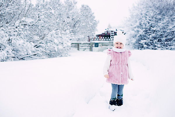포토 JPG 해외이미지 백인 라이프스타일 계절 여자 딸 행복 어린이 분홍색 겨울 밭 자연 휴가 한명 미소 사람 야외 기쁨 회색 작음 12월 서리 해외포토 서양인 1 감정 컬러 농업 가족 표정 생활 날짜 크기 생태계 파일형식 이미지허브