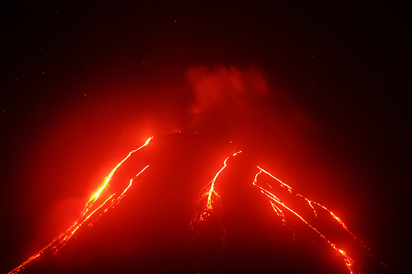 포토 JPG 해외이미지 구름 풍경 사람없음 빛 어둠 화목 하이킹 흐름 에너지 안개 뜨거움 저녁 큼 폭발 분수 오르기 분화구 용암 원뿔 광 배기가스 원정 재 지열 지질학 해외포토 자연요소 도형 교육 컨셉 모션 레저 날씨 야간 크기 화산 파일형식 이미지허브