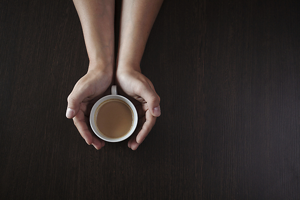 포토 JPG 해외이미지 손 커피 음료 휴식 실내 관리 한명 사람 인종 성인 사람없음 신체부위 컵 가로 카페 신선 잡기 뜨거움 커피잔 고객 크림 카푸치노 라떼 카페인 성인만 해외포토 1 식기 컨셉 모션 잔 내부 상점 파일형식 이미지허브