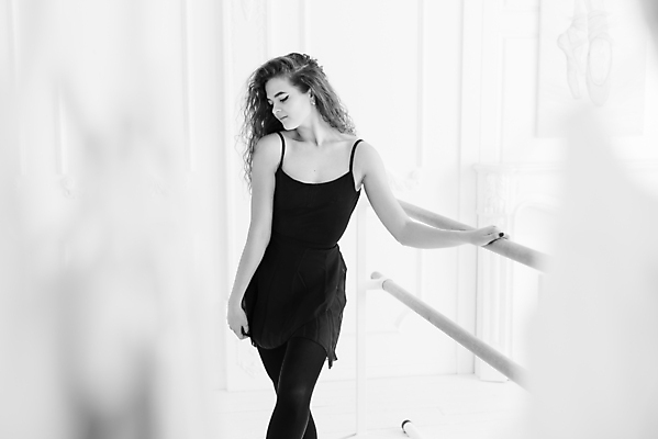포토 JPG 해외이미지 백인 여자 흑백 실내 한명 사람 상반신 성인 앞모습 다리꼬기 잡기 우아함 소프트포커스 발레 발레리나 발레복 발레바 성인여자한명만 해외포토 서양인 1 옷 뷰포인트 컨셉 모션 촬영기법 내부 춤 여자한명만 성인여자만 파일형식 이미지허브