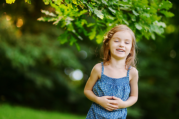 포토 JPG 해외이미지 백인 라이프스타일 응시 여자 딸 행복 얼굴 어린이 잎 장난 자연 한명 사람 야외 빛 태양 정원 봄 활발 기쁨 표현 황금 긍정 뒤뜰 원예사 혼자 해외포토 자연요소 서양인 식물 직업 1 시선 계절 감정 컨셉 가족 생활 신체부위 생태계 파일형식 이미지허브