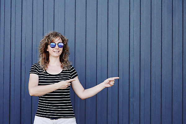 포토 JPG 해외이미지 백인 모델 배너 여자 행복 안경 얼굴 포즈 백그라운드 컨셉 텍스트 갈색머리 한명 미소 사람 성인 여름 선글라스 유행 세일 우주 공백 우아함 성인여자만 카피스페이스 해외포토 서양인 1 헤어스타일 잡화 계절 감정 표정 신체부위 여자만 성인만 파일형식 이미지허브