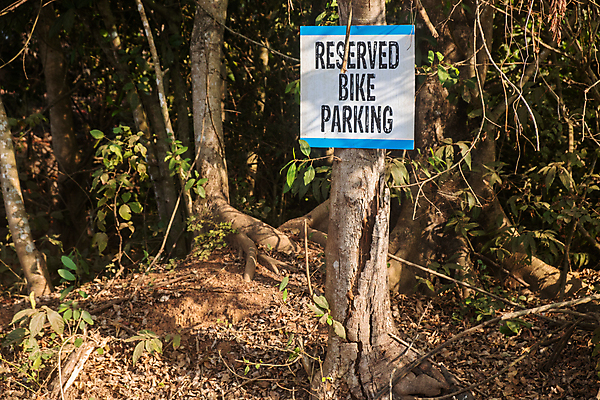 포토 JPG 해외이미지 나무 지도 텍스트 통신 교통시설 사람없음 야외 가로 파란색 컬러풀 오토바이 주차 사인 카피스페이스 해외포토 식물 컬러 교통 바이크 공백 시설 파일형식 이미지허브