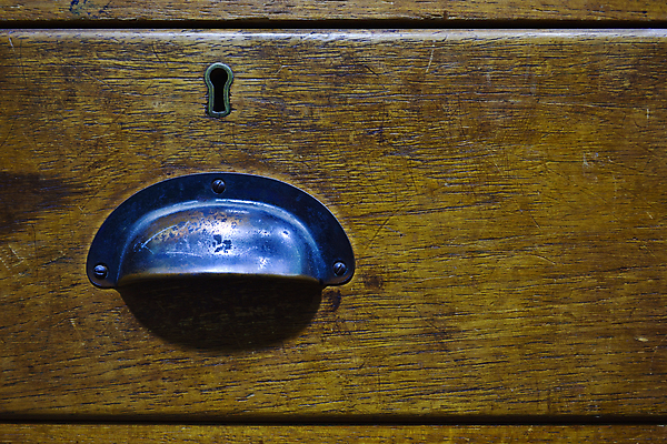 포토 JPG 해외이미지 접시 외관 선 가구 백그라운드 열쇠 주택 자물쇠 실내 손잡이 사람없음 목재 가로 스터디 사무실 갈색 금속 사진촬영 골동품 나사 시골 오픈 플랫 클래식 낟알 캐비닛 책상 잠금 목공예 열쇠구멍 수납 청동 남아프리카 놋쇠 옛날 중고 해외포토 나무 식기 컬러 생활용품 컨셉 비즈니스 재료 아프리카 재질 내부 건물 학습 촬영 공구 공예 사물함 보안 파일형식 이미지허브