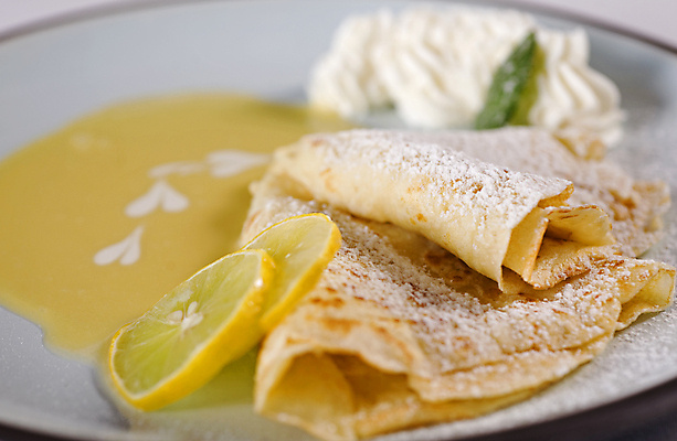 포토 JPG 해외이미지 음식 탁자 디저트 사람없음 노란색 식당 식사 흰색 뜨거움 먹기 레몬 크림 푸딩 설정 팬케이크 크레이프 해외포토 컬러 가구 과일 모션 케이크 상점 파일형식 이미지허브