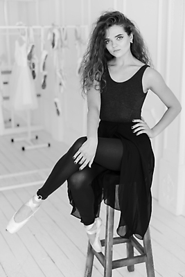 포토 JPG 해외이미지 전신 백인 여자 흑백 실내 한명 사람 앉기 성인 앞모습 다리꼬기 우아함 발레 발레리나 발레복 성인여자한명만 해외포토 서양인 1 옷 뷰포인트 컨셉 모션 촬영기법 내부 춤 여자한명만 성인여자만 파일형식 이미지허브