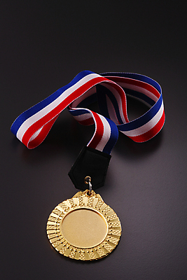 포토 JPG 해외이미지 스튜디오촬영 교육 리본 스포츠 회색배경 성공 아이디어 사람없음 빨간색 세로 파란색 컬러풀 한개 금속 경쟁 줄무늬 회색 우승 황금 닫기 메달 지휘대 해외포토 1 컬러 백그라운드 컨셉 무늬 모션 재질 실내 최고 상_상패 파일형식 이미지허브