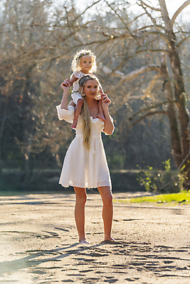 포토 JPG 해외이미지 백인 라이프스타일 여자 딸 행복 어린이 가족 포옹 자연 놀이 엄마 키스 함께함 건강 사랑 웃음 사람 야외 두명 초록색 강 부모 봄 기쁨 육아 시골 아기 잡기 해외포토 서양인 계절 감정 컬러 컨셉 관계 안기 모션 표정 생활 애정표현 생태계 파일형식 이미지허브