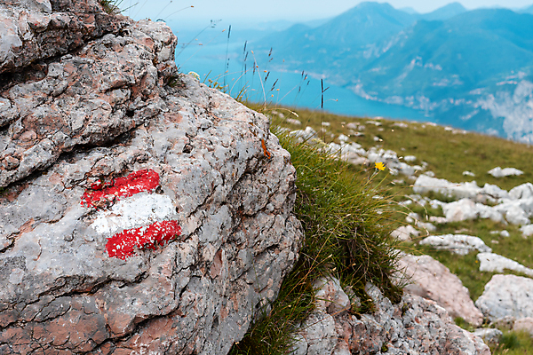 포토 JPG 해외이미지 배너 유럽 여행 백그라운드 자연 표시 휴가 휴식 산 풍경 사람없음 야외 빨간색 트래킹 하이킹 바위 흰색 깃발 그리기 오스트리아 국기 오솔길 심볼 사인 알프스 지역 내추럴 루트 오리엔테이션 전국 해외포토 나라 길 컬러 컨셉 모션 레저 돌_바위 생태계 파일형식 이미지허브
