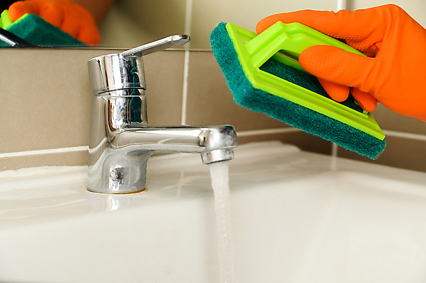 포토 JPG 해외이미지 백인 분홍색 가사 주택 실내 신체부위 설거지 분무기 해외포토 서양인 컬러 사람 내부 건물 파일형식 이미지허브