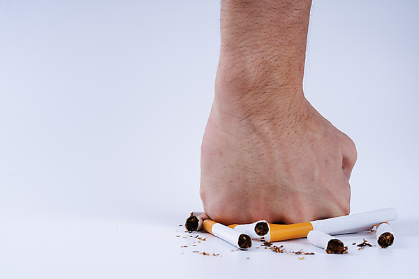 포토 JPG 해외이미지 라이프스타일 손 백그라운드 신체부위 주먹 흰배경 금연 담배꽁초 해외포토 캠페인 모션 담배 사람 생활 흰색 사회이슈 파일형식 이미지허브