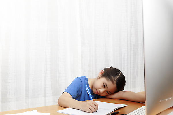 포토 JPG 해외이미지 학생 라이프스타일 여자 교육 행복 아시아 종이 어린이 인터넷 통신 교실 가족 태국 탁자 수업 주택 한국 한명 사람 앉기 동양인 노트북 스터디 컴퓨터 알약 연필 일본 교사 공책 방 온라인 초보 카피스페이스 해외포토 직업 1 감정 나라 가구 학교 관계 모션 문구용품 학용품 인종 건물 생활 전자제품 학습 필기구 약 공백 파일형식 이미지허브