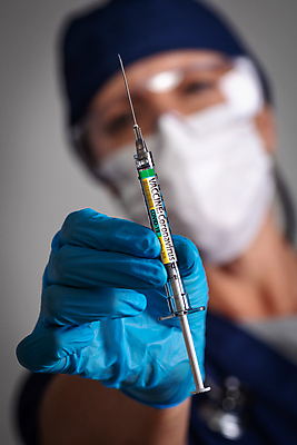 포토 JPG 해외이미지 여자 안경 얼굴 장갑 고글 건강 병원 주사기 가면 한명 사람 약 간호사 의사 잡기 수술 바이러스 보호 씻기 위험 외과 라텍스 백신 해외포토 1 잡화 컨셉 의학 의료기기 모션 신체부위 치료 청결 의료진 파일형식 이미지허브