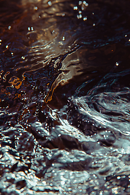 포토 JPG 해외이미지 모양 물결 파도 이동 모션 벽지 표면 추상 휴식 잉크 프레임 주류 건강 미술 사람없음 물 빛 반사 거품 젖음 흐름 추위 물방울 신선 투명 액체 떨어짐 매끈함 시원함 충돌 순수 속도 역동적 충격 격파 그만 순간 중력 더스트파티클 카피스페이스 미니멀 해외포토 자연요소 음료 바다 컨셉 무늬 문화예술 공백 감각 파일형식 이미지허브