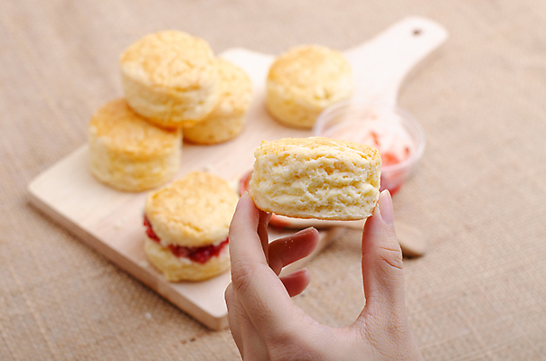 포토 JPG 해외이미지 손 실내 들기 신체부위 쌓기 나무도마 스콘 해외포토 빵 모션 도마 사람 내부 목재 파일형식 이미지허브