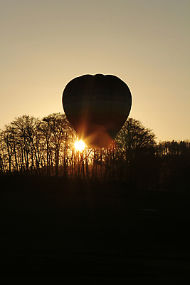 포토 JPG 해외이미지 주간 실루엣 하늘 풍경 사람없음 야외 햇빛 일몰 열기구 비행 해외포토 자연요소 항공교통 촬영기법 태양 노을 파일형식 이미지허브