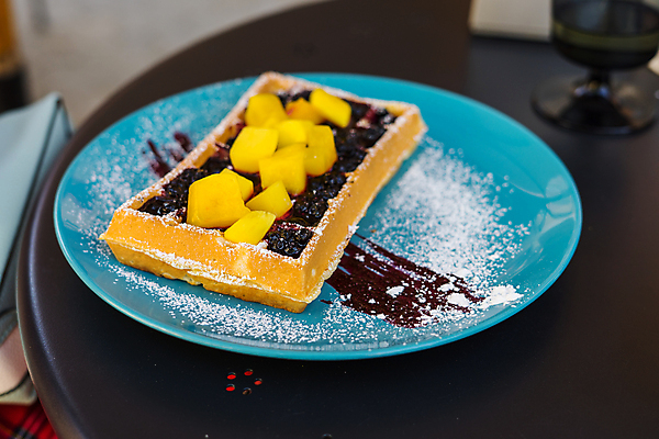 포토 JPG 해외이미지 접시 열매 음식 조각 백그라운드 과일 탁자 아침 디저트 건강 요리 사람없음 파란색 노란색 과자 초콜릿 식사 빵집 흰색 신선 황금 달콤 맛 아침식사 설탕 굽기 먹기 크림 블루베리 벨기에 시럽 망고 블랙베리 와플 내추럴 점심식사 페스츄리 핸드메이드 해외포토 주간 식물 식기 빵 컬러 가구 컨셉 모션 상점 구이 열대과일 서유럽 파일형식 이미지허브