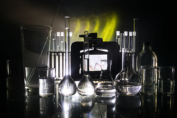 포토 JPG 해외이미지 직업 교육 산업 과학 백그라운드 학교 유리 건강 병원 실험 사람없음 물 파란색 스터디 약 반사 장비 의사 기구 투명 액체 실험실 떨어짐 생명공학 약국 과학자 플라스크 분석 생물학 비커 미생물 유리그릇 튜브 공식 발견 조제 개발 화학물질 화학자 해외포토 자연요소 그릇 컬러 컨셉 의학 재질 생물 실험기구 학습 의료진 화학 만들기 학자 파일형식 이미지허브