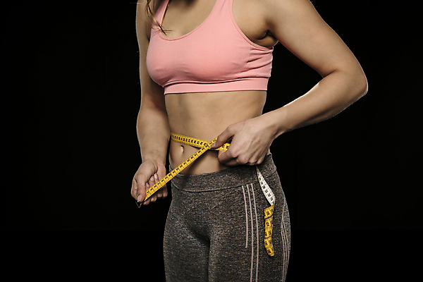 포토 JPG 해외이미지 여자 백그라운드 다이어트 검은배경 줄자 한명 들기 상반신 성인 옆모습 운동복 허리 측정 치수재기 허리측정 성인여자한명만 해외포토 1 옷 뷰포인트 모션 자 건강 사람 신체부위 검은색 여자한명만 성인여자만 파일형식 이미지허브