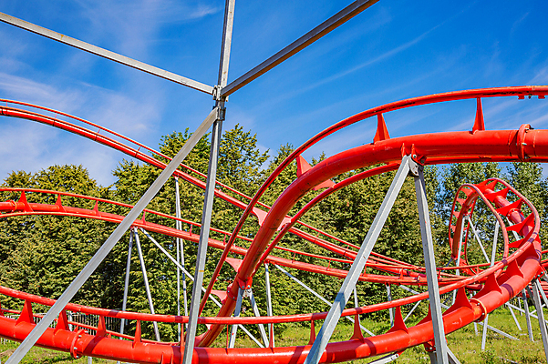 포토 JPG 해외이미지 주간 행복 곡선 하늘 휴식 사람없음 야외 빨간색 파란색 맑음 놀이공원 주말 롤러코스터 해외포토 자연요소 감정 선 컬러 컨셉 날씨 테마파크 놀이기구 파일형식 이미지허브