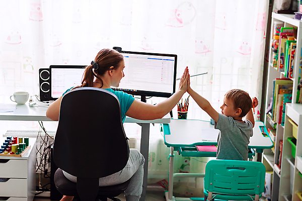 포토 JPG 해외이미지 전신 라이프스타일 남자 여유 어린이 의자 휴식 책장 앉기 소년 성인 두명 일상 컴퓨터 마주보기 커튼 책상 하이파이브 해외포토 감정 가구 컨셉 모션 사람 손짓 라이프 생활 전자제품 파일형식 이미지허브